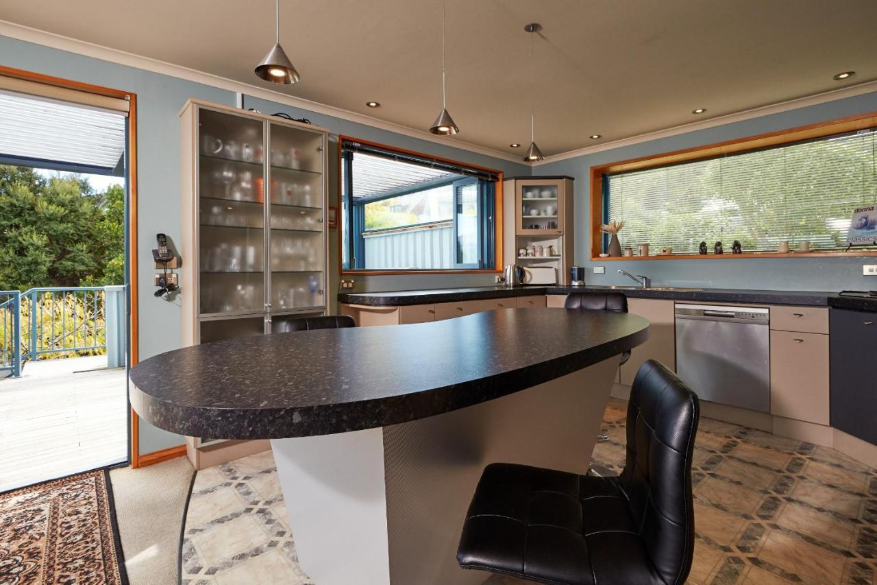 Akaroa Holiday Home Spacious And Quite With Stunning Harbour Views And Close To Town Ngoại thất bức ảnh